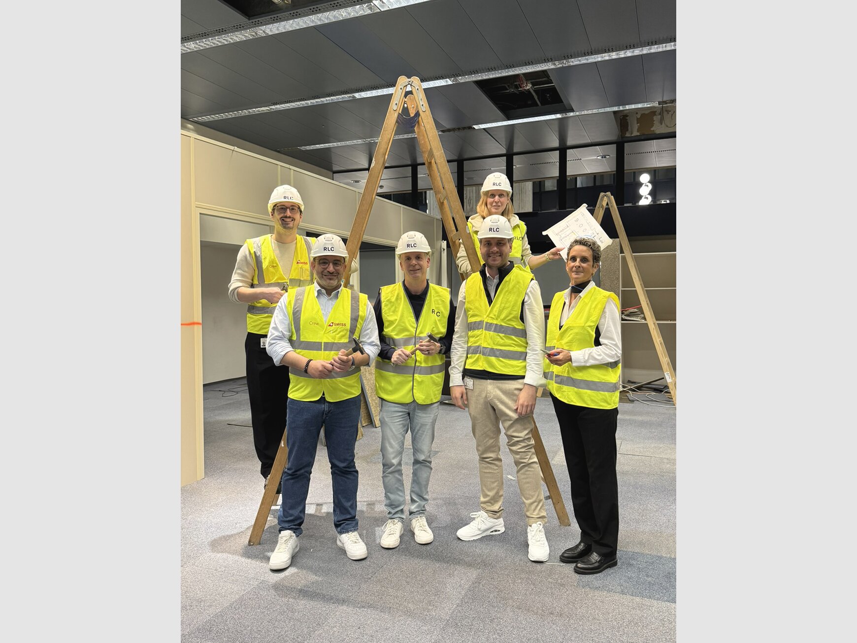 Auf dem Bild v.l.n.r.: Milo Vogler (Project Manager Brand Identity & Design), Benjamin Mönch (Head of Cabin Service & Inflight Experience), Marc Bosshard (Leading Project Architect RLC). Viktor Pillok (Project Manager SWISS Real Estate), Helene Oertig (Construction Manager RLC), Sibylle Wahli (Product Hub Team Member).