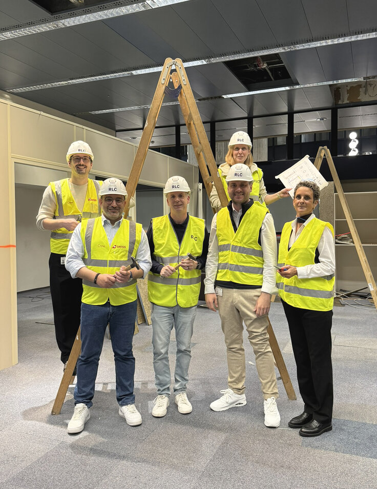 Auf dem Bild v.l.n.r.: Milo Vogler (Project Manager Brand Identity & Design), Benjamin Mönch (Head of Cabin Service & Inflight Experience), Marc Bosshard (Leading Project Architect RLC). Viktor Pillok (Project Manager SWISS Real Estate), Helene Oertig (Construction Manager RLC), Sibylle Wahli (Product Hub Team Member). Auf dem Bild v.l.n.r.: Milo Vogler (Project Manager Brand Identity & Design), Benjamin Mönch (Head of Cabin Service & Inflight Experience), Marc Bosshard (Leading Project Architect RLC). Viktor Pillok (Project Manager SWISS Real Estate), Helene Oertig (Construction Manager RLC), Sibylle Wahli (Product Hub Team Member).