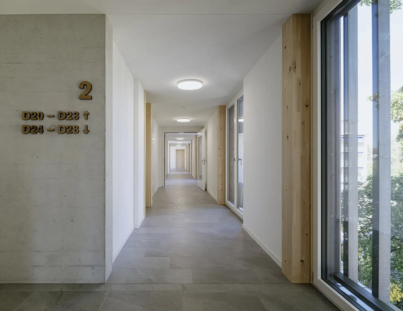 Ein Flur mit einer Nummer an der Wand, der den Weg zu einem bestimmten Raum oder Bereich weist.