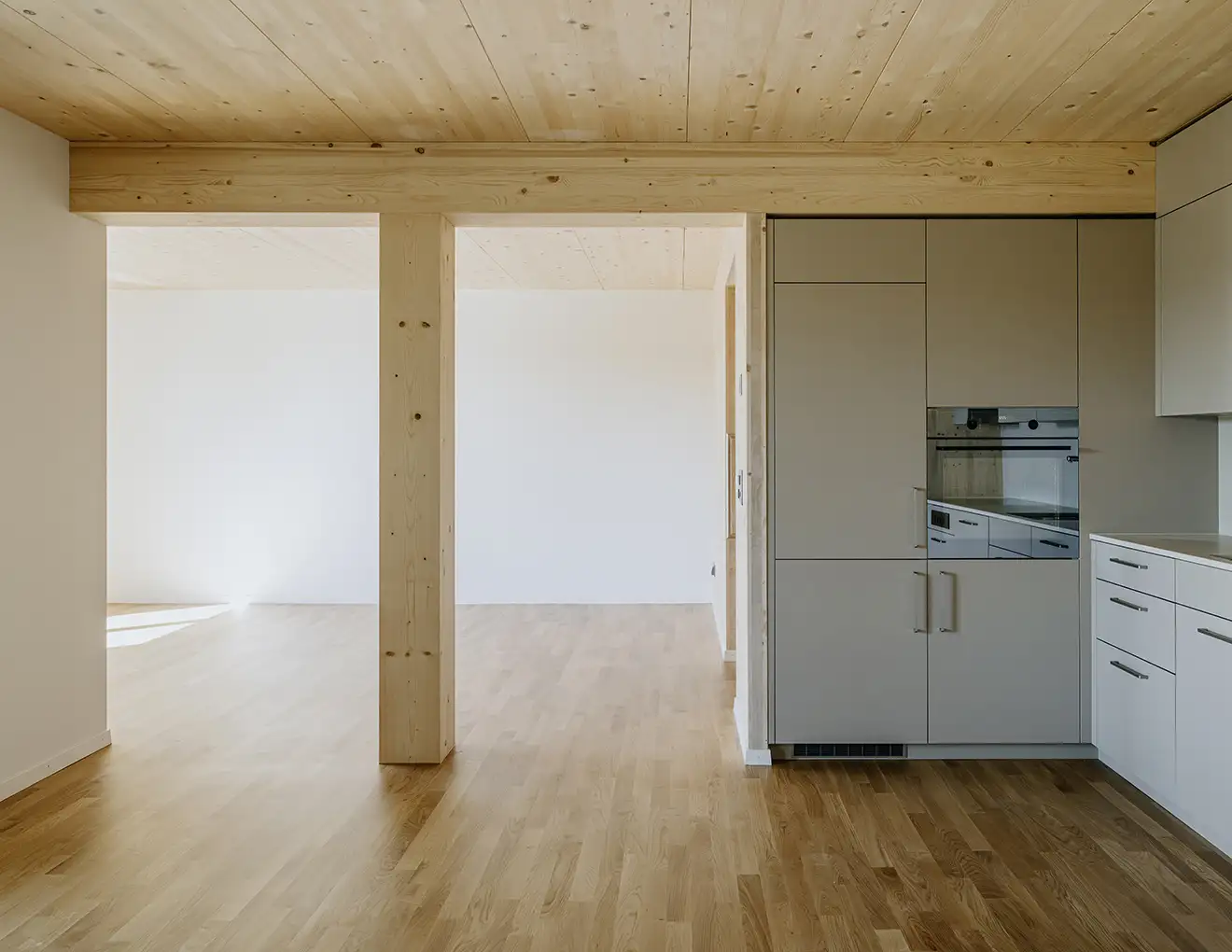 Eine Küche mit einem Kühlschrank und einem Herd, die funktional und gut ausgestattet aussieht.