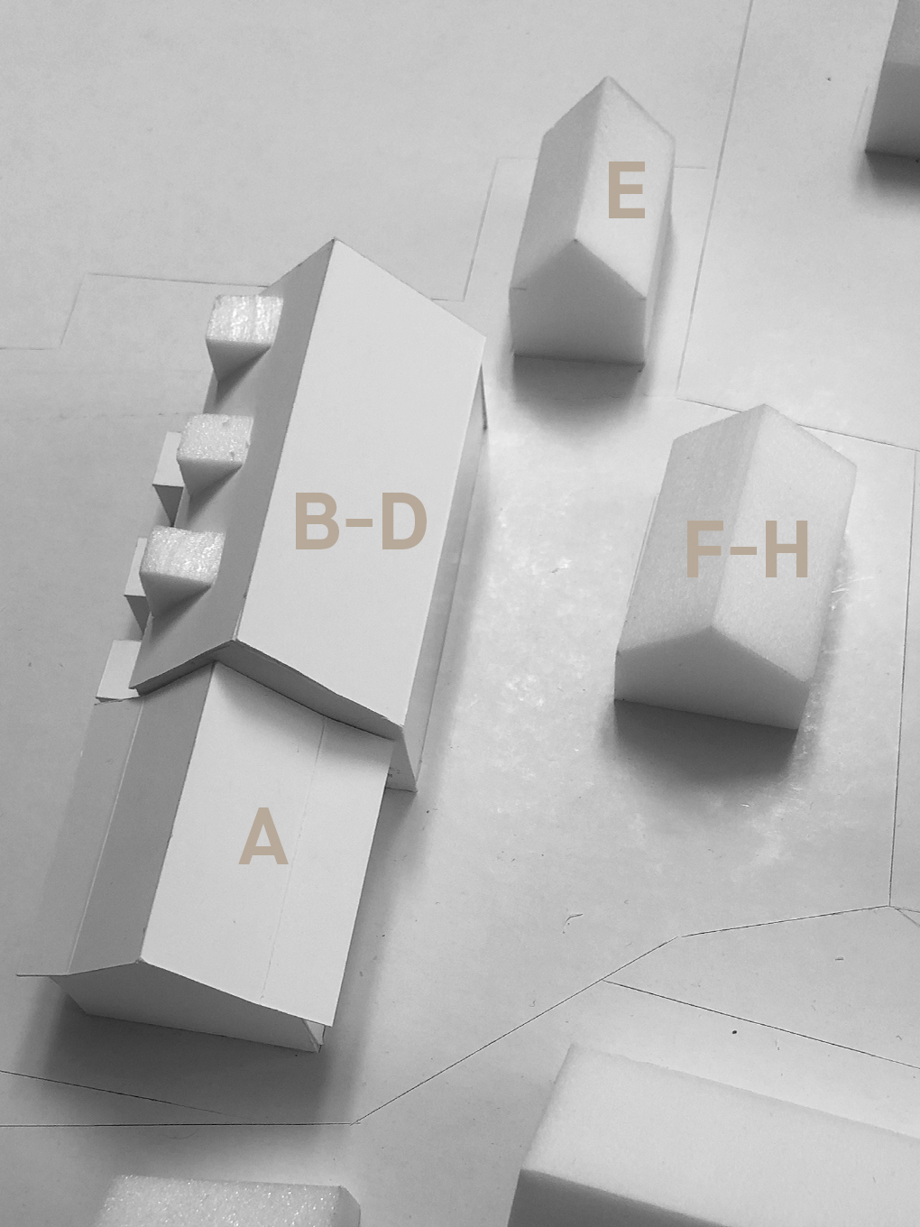 Das Haupthaus (A) stammt aus dem 16 Jh. , die Scheune (B-D) wird auf das Baujahr 1944 datiert, die Remise (E) stammt aus dem Jahr 1930 und der Pferdestall (F-H) von 1910.