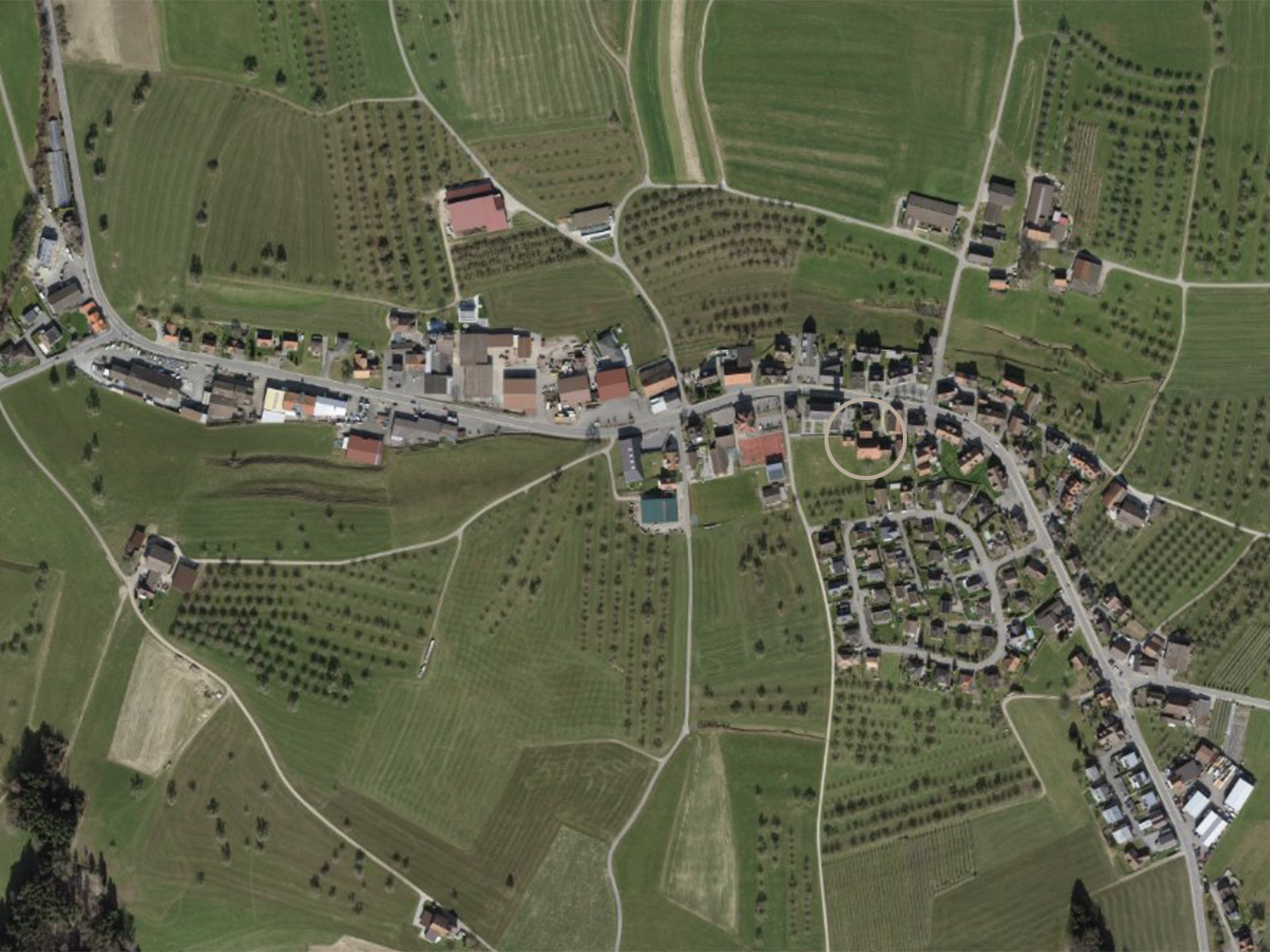 Luftbild der Gemeinde Muolen mit dem Meierhof im Dorfzentrum.