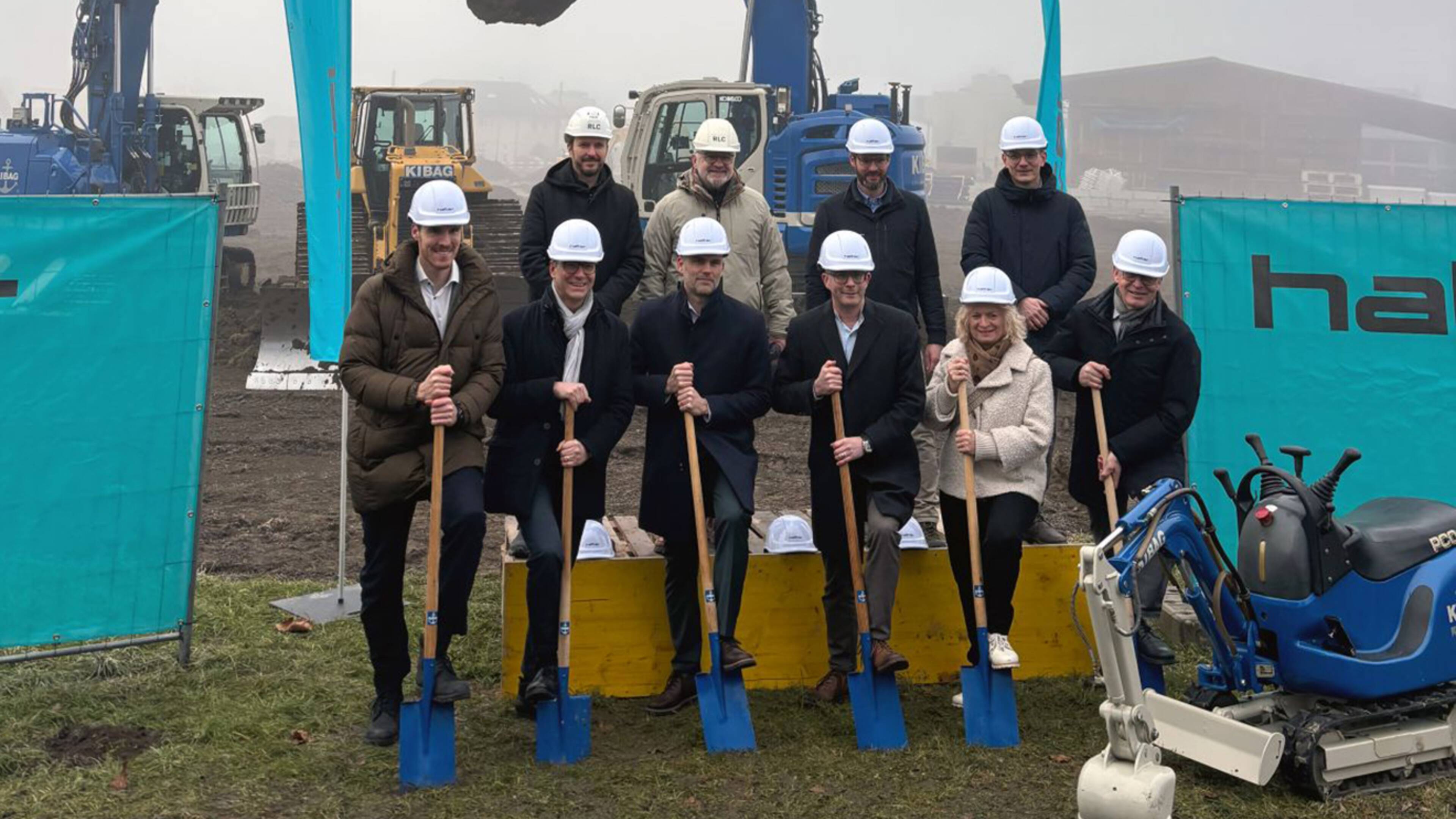 Spatenstich mit Vertretungen von Katholischem Konfessionsteil, der Halter AG und der RLC Architekten AG